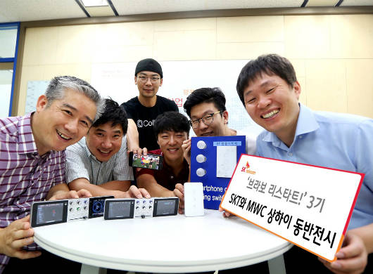 ‘MWC 상하이 2015’에 참가하는 ‘브라보! 리스타트’ 3기 임직원들이 성공적인 중국시장 진출을 다짐하며 환하게 웃고 있다. (왼쪽 첫번 째) 반디 염평삼 부사장, (왼쪽 두번 째) 제이디사운드 김희찬 대표, 마그나랩 박정우 대표(서있는 이), 반디통신 임태환 대표(오른쪽 끝)