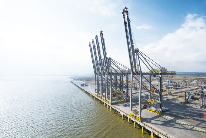 London Gateway to Southampton (Photo : mikedeere) 
